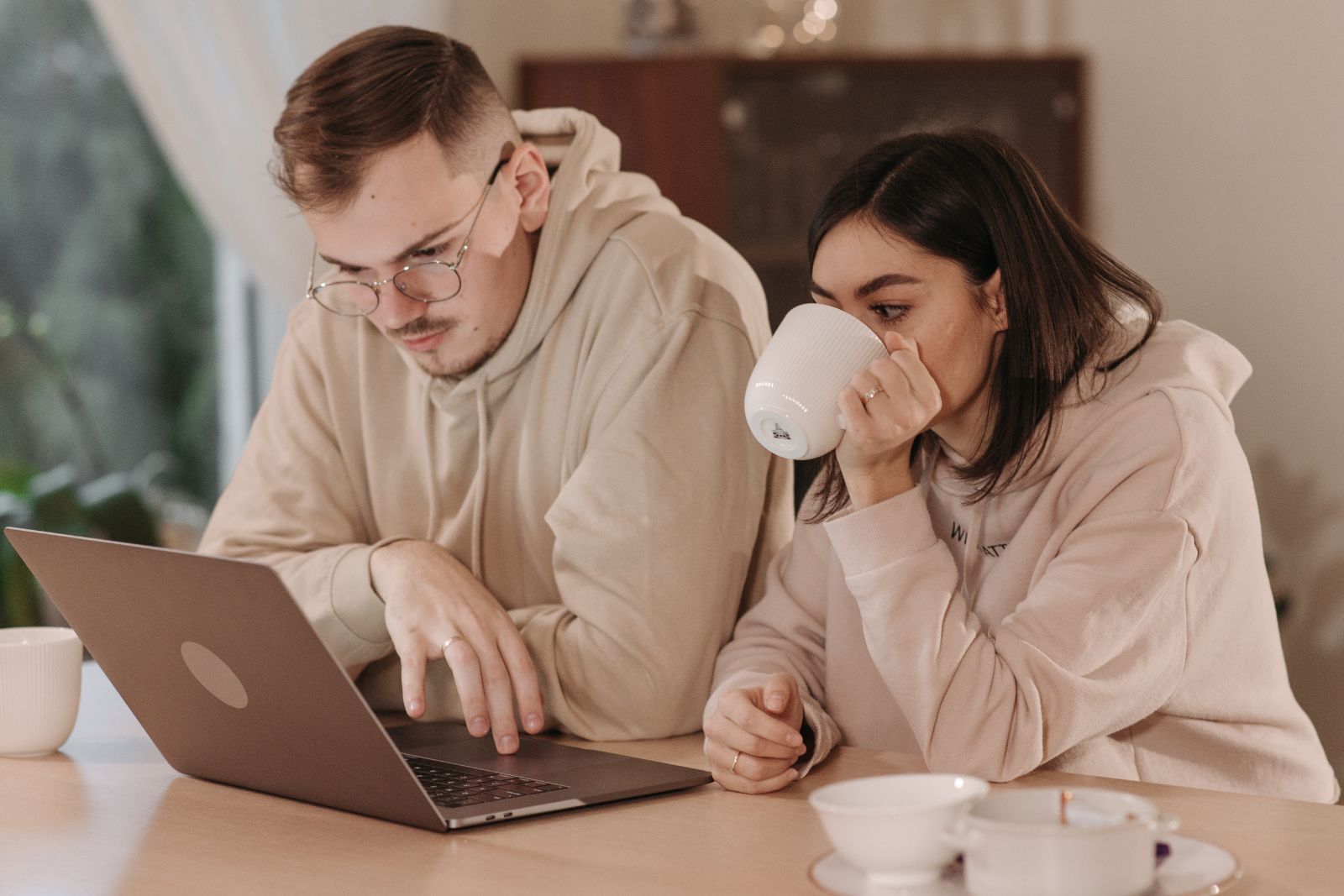 Pareja revisando información en laptop, representando el servicio de Búsqueda y Selección de Donantes de Mente Reproductiva