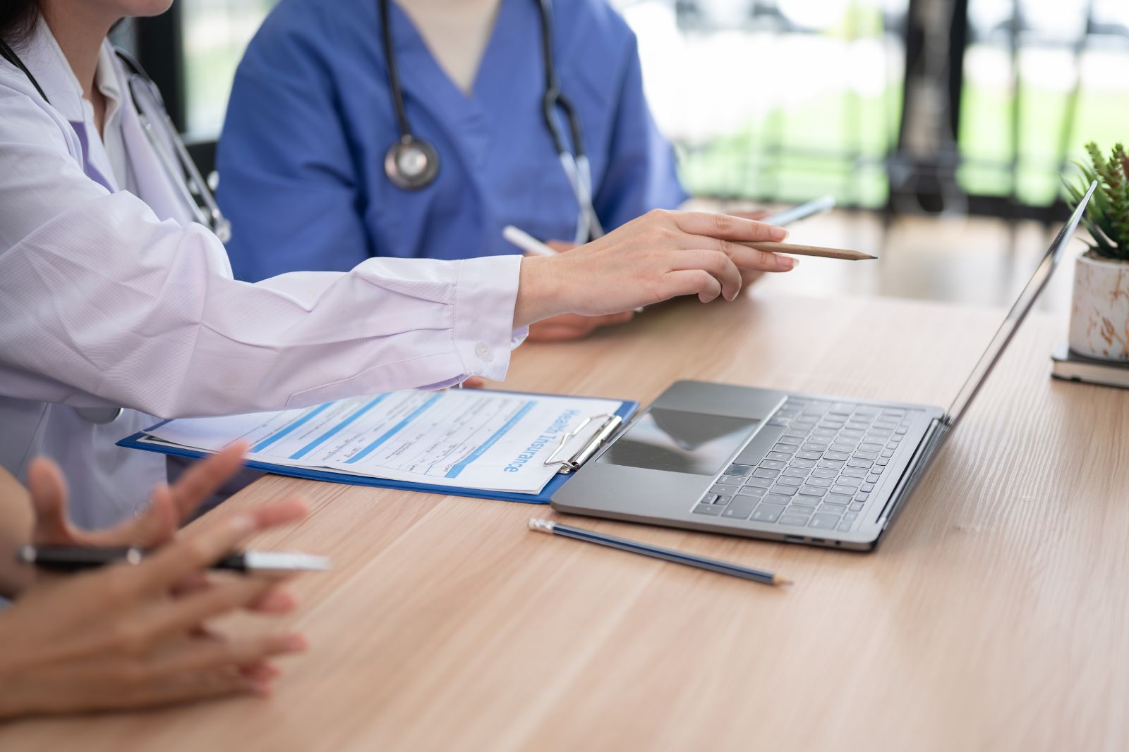 Equipo médico de clínica de fertilidad revisando la experiencia del paciente en consultoría con Mente Reproductiva