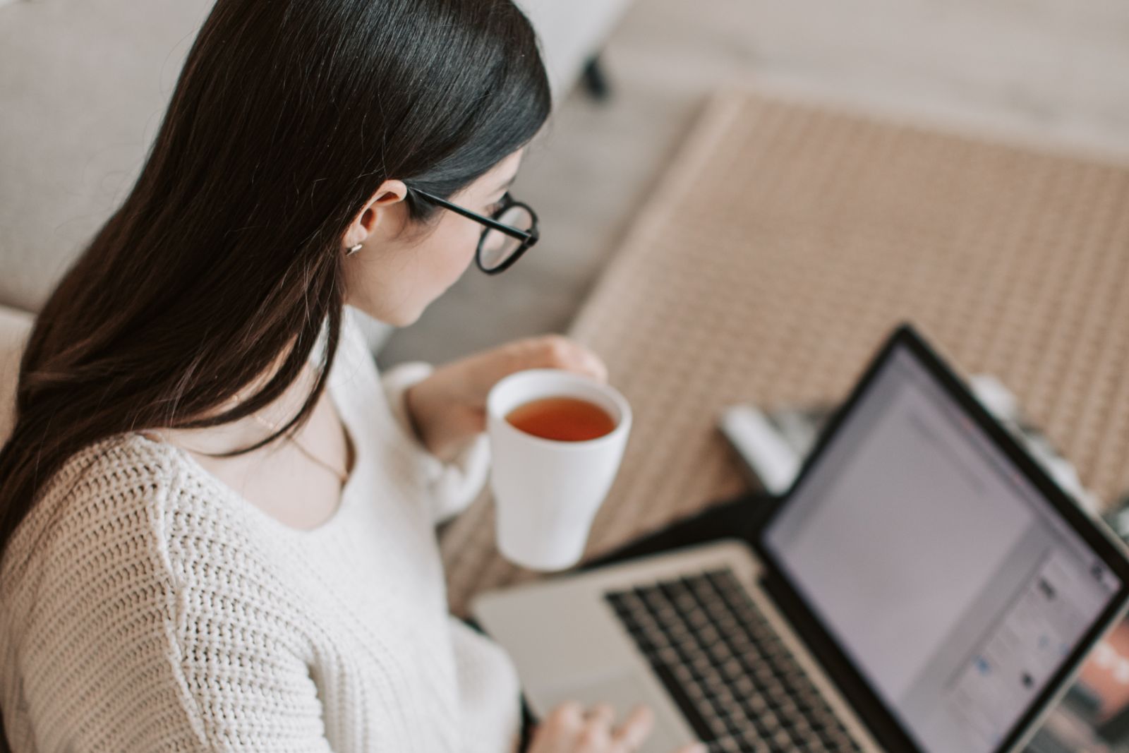 Mujer trabajando con laptop, representando la Sesión de Psicología Reproductiva 1:1 con Mente Reproductiva